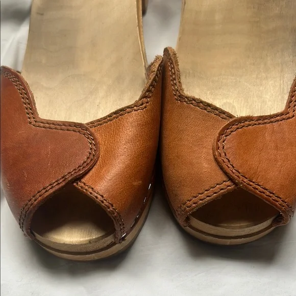 Women's Brown Leather Sandals - Picture 10 of 10